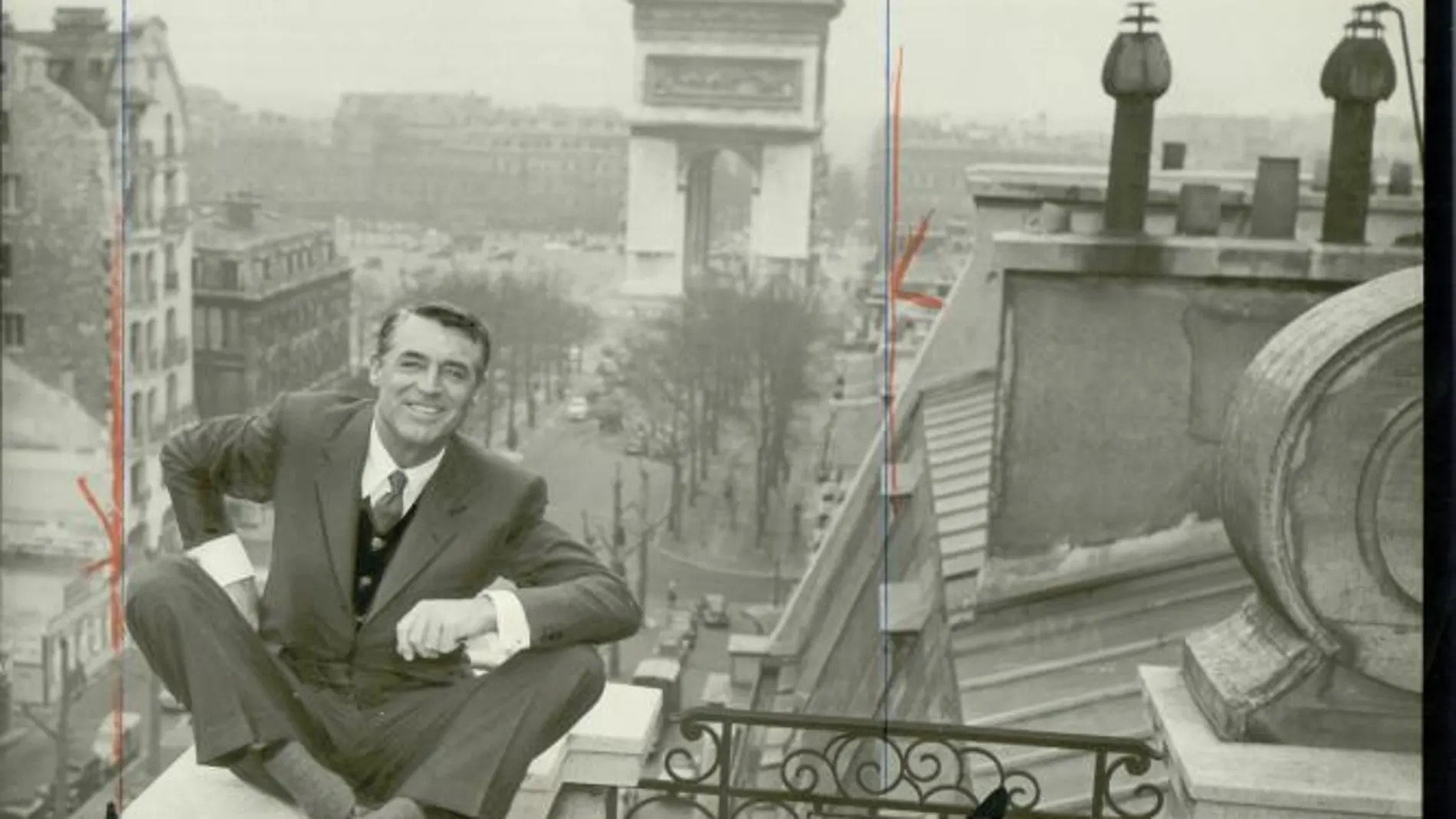 Cary Grant en una foto frente al Arco del triunfo parisino