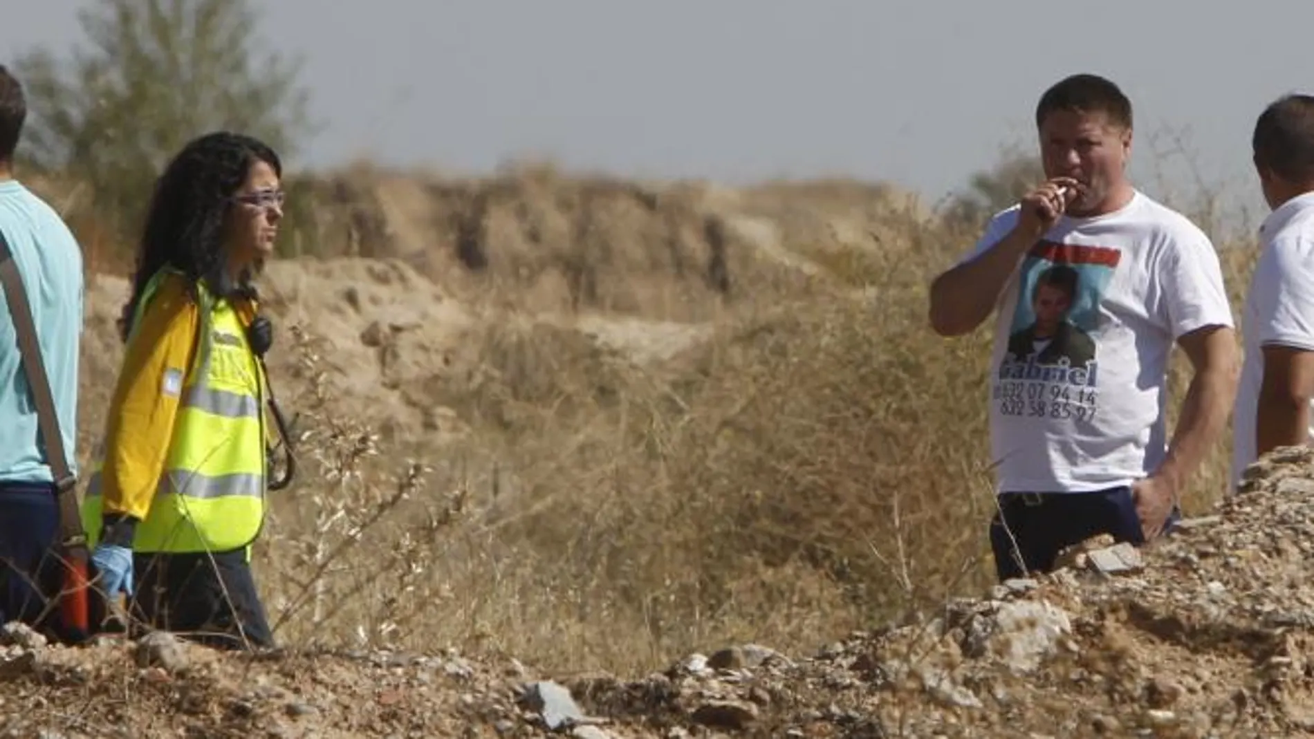 El padre del niño, junto a la laguna donde ha sido localizado