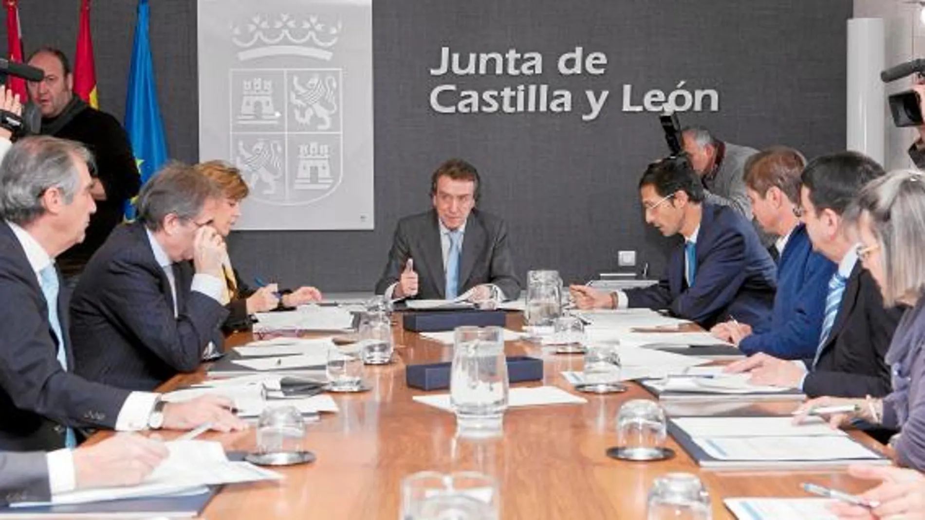 José Antonio de Santiago Juárez, María José Salgueiro e Ignacio Sáez durante el encuentro con representantes del sector judicial en Castilla y León
