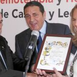 El consejero Sáez Aguado y la directora del Centro de Hemoterapia, Lidia Blanco, reciben la distinción de manos del segoviano Mariano de Frutos