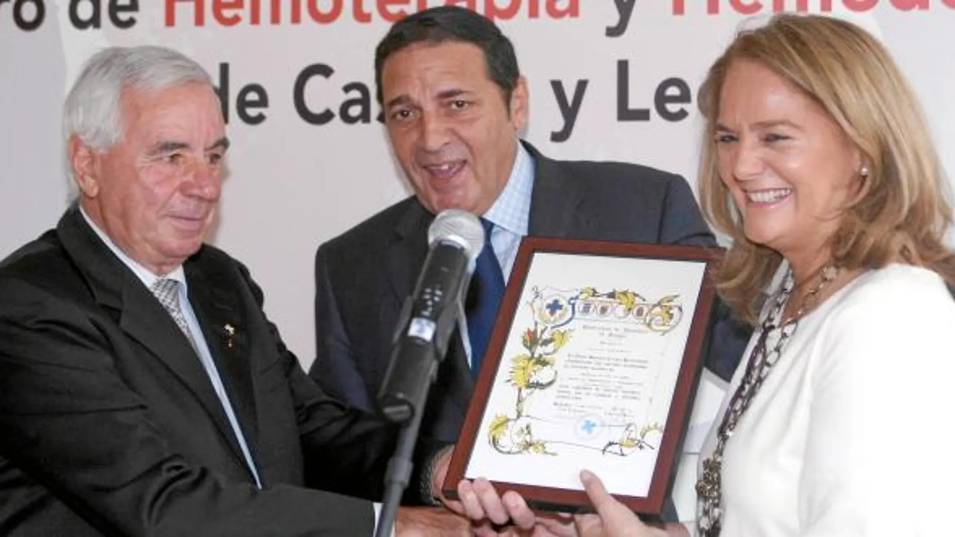 El consejero Sáez Aguado y la directora del Centro de Hemoterapia, Lidia Blanco, reciben la distinción de manos del segoviano Mariano de Frutos