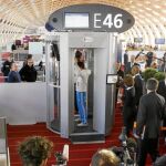 A partir de diciembre / Un técnico pone a punto un escáner corporal en el aeropuerto parisiense de Charles de Gaulle