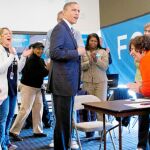 Obama visitó ayer a un grupo de voluntarios