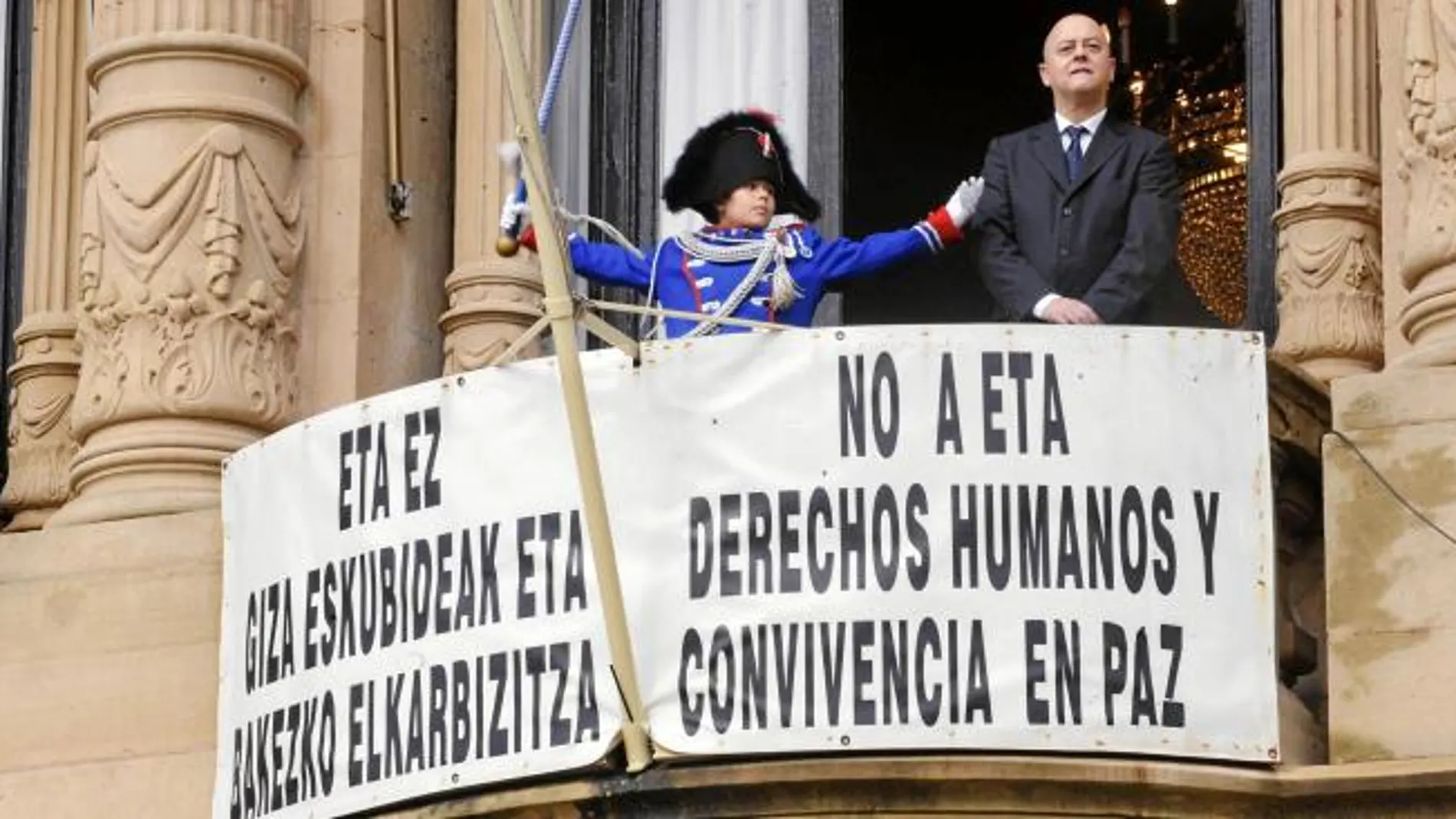 El ex alcalde de San Sebastián, el socialista Odón Elorza, ante la pancarta en enero de 2010