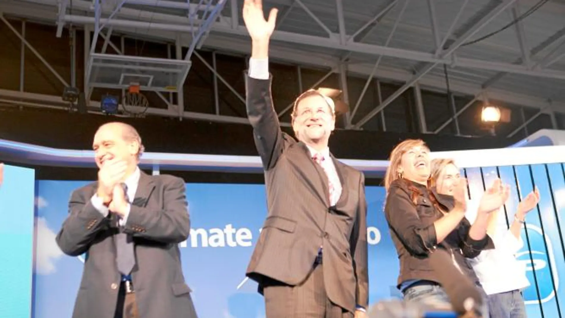 Jorge Fernández, Mariano Rajoy y Alicia Sánchez-Camacho anoche en Castelldefels