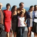 Maribel Verdú (2i), Inma Cuesta (3i), Sofía Oria (c), Macarena García (2d), Angela Molina (d), y Daniel Giménez Cacho (c, arriba), presentan hoy la película "Blancanieves