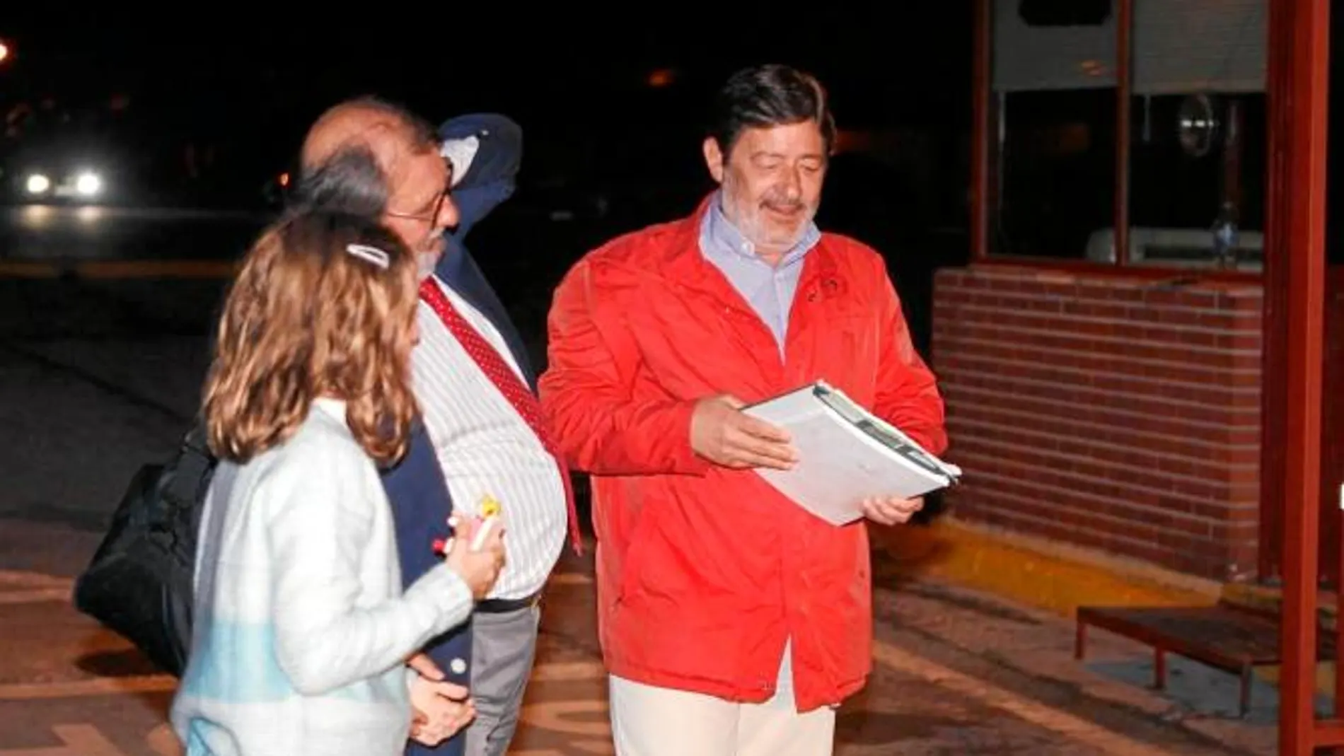 Francisco Javier Guerrero, a su salida de la cárcel, con su abogado y su hija