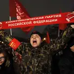 Un miembro del partido comunista ruso corea lemas durante una concentración en Moscú