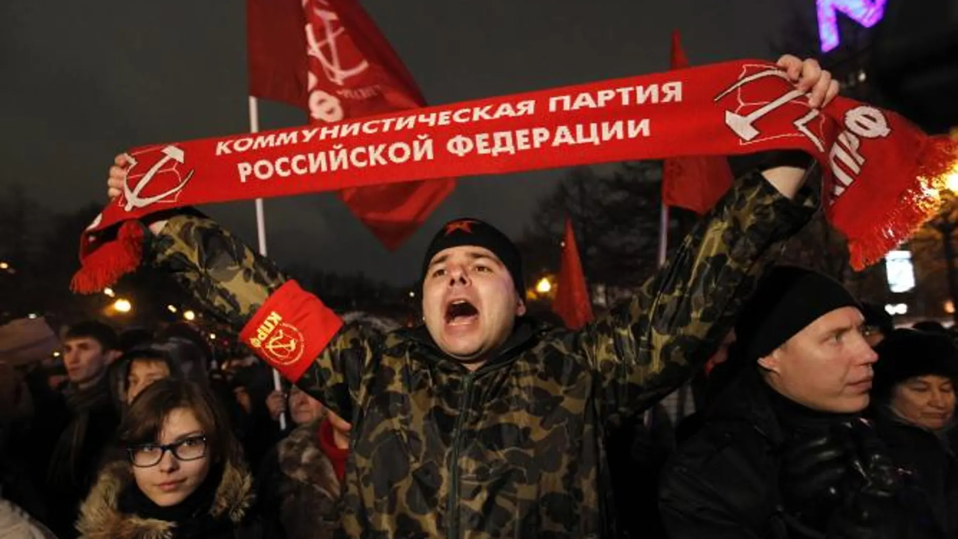 Un miembro del partido comunista ruso corea lemas durante una concentración en Moscú