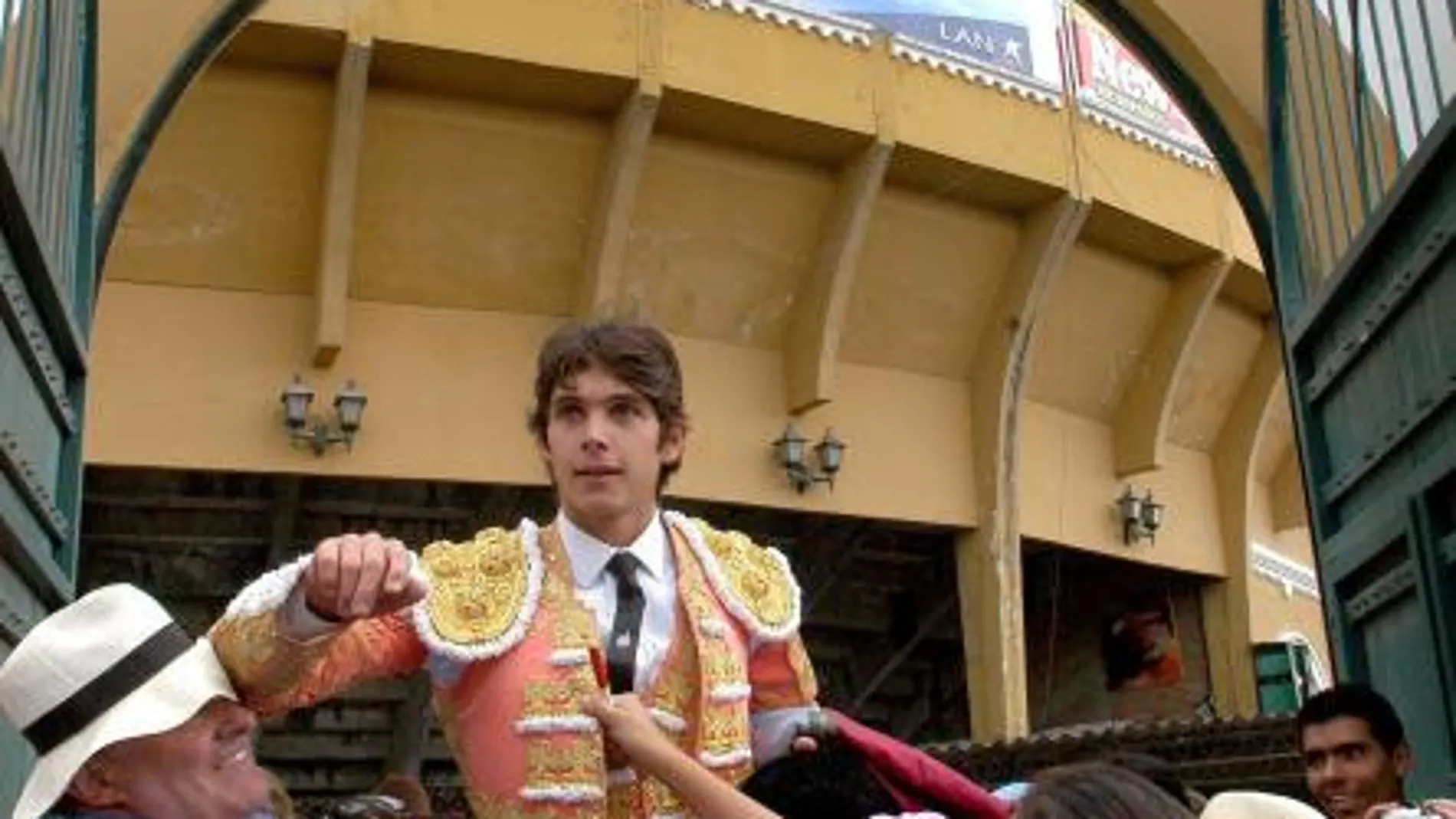 El galo Sebastián Castella sale a hombros de Iñaquito