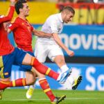 Arbeloa intenta obstaculizar un disparo de Benzema durante el España-Francia del martes