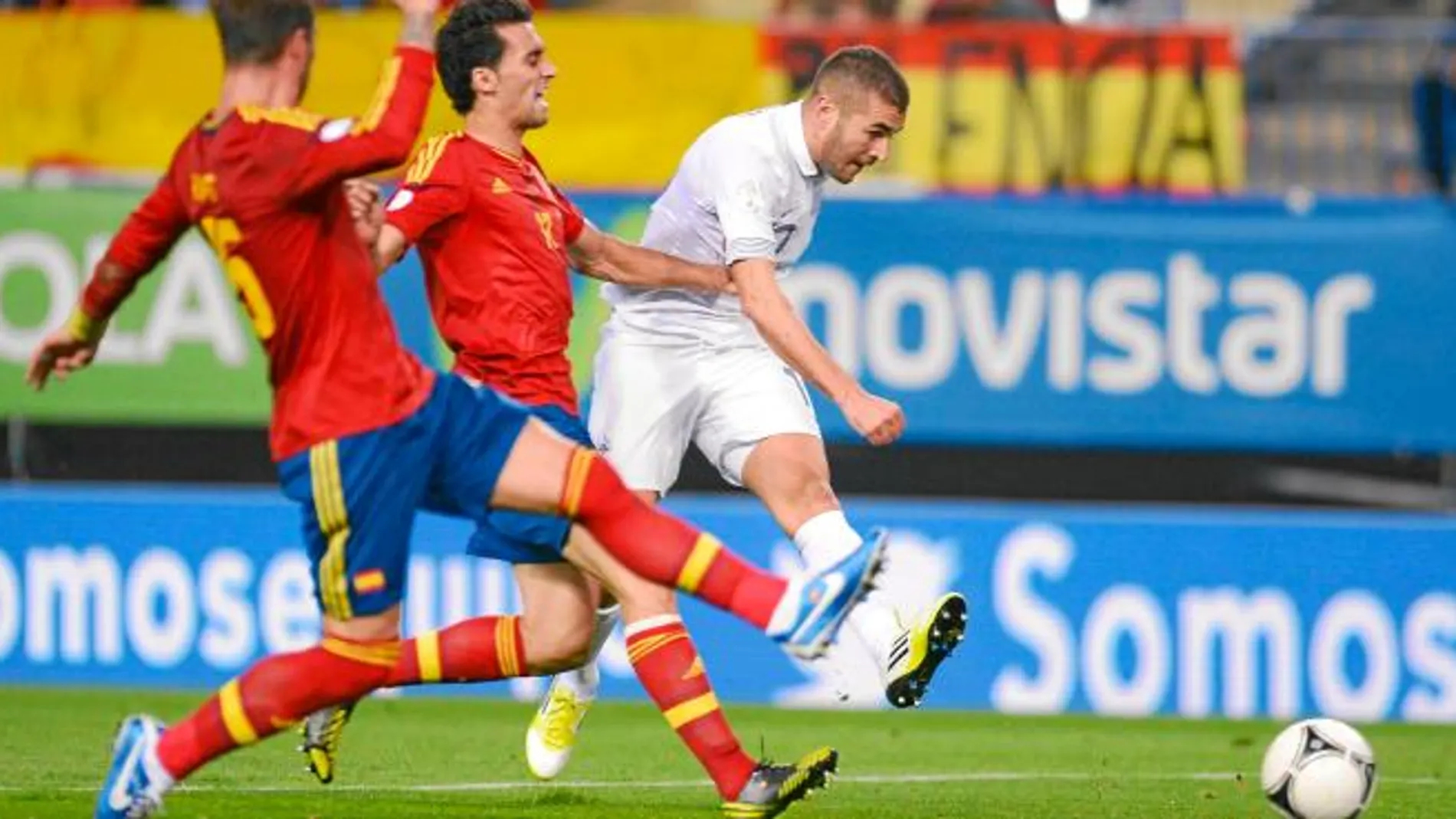 Arbeloa intenta obstaculizar un disparo de Benzema durante el España-Francia del martes