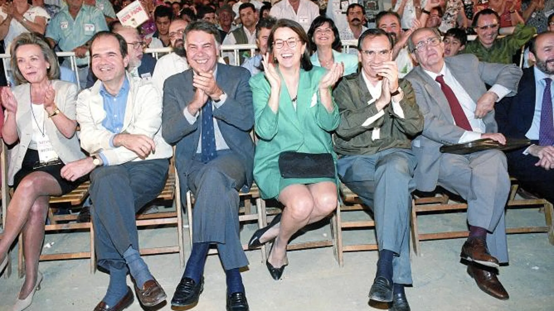 Como si de 1994 se tratase, el PSOE reunirá el sábado a Alfonso Guerra y Felipe González en torno a Rubalcaba.