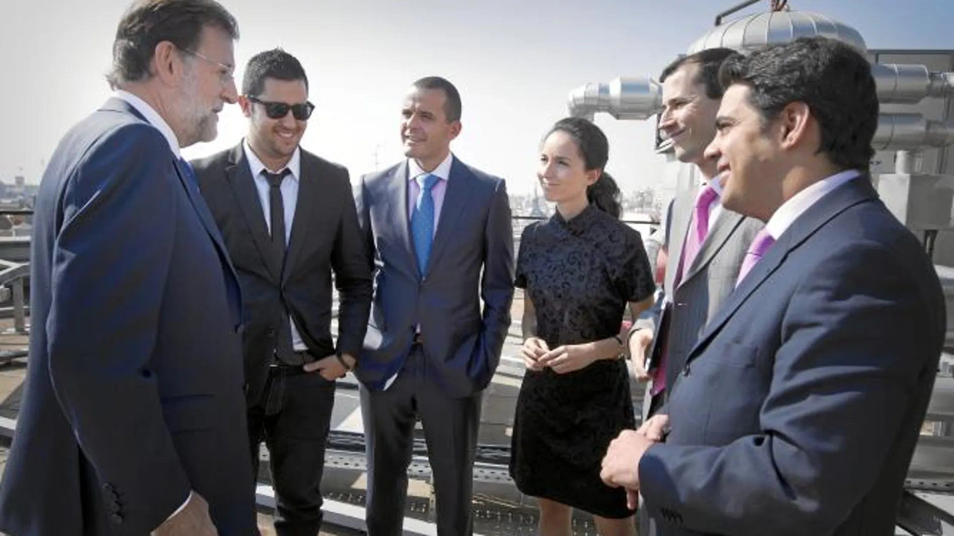 Rajoy junto a Álvaro Cuadrado, Javier Chamarro, María Navascués, Miguel Portillo y Fidel Rodríguez, en la azotea de la sede popular