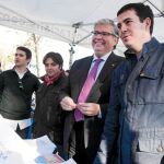 Los diputados del PP Cornet y Coto repartieron ejemplares de la Carta Magna en la plaza Catalunya con las juventudes del partido
