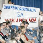 Un grupo de estudiantes protestó ayer ante el conseller de Economía