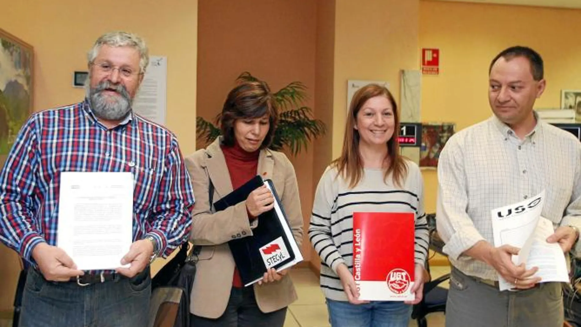 Juan José Hermoso (CC OO), Cristina Fulconis (Stecyl), Luz Blanca Cossío (UGT) y Marcelo García (USO) registran la convocatoria