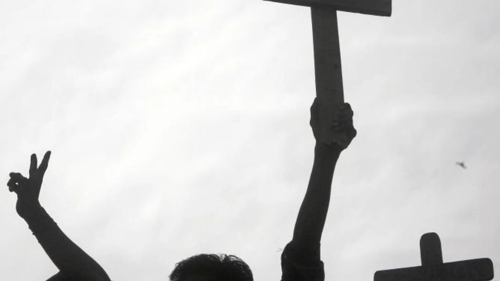 Un cristiano paquistaní, manifestándose con la cruz tras el asesinato de un católico