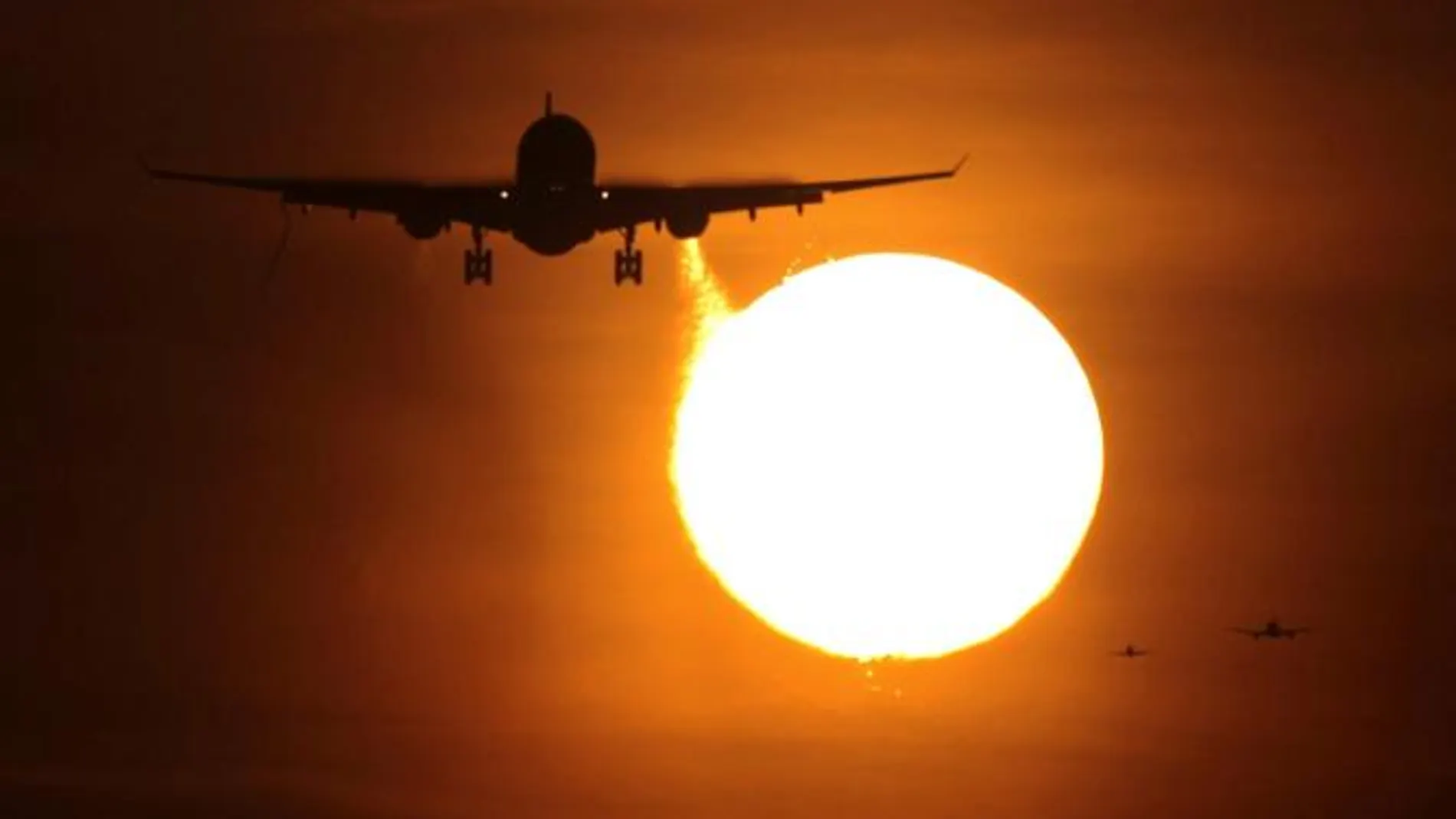 Se intenta tirar de un avión para hablar con Dios