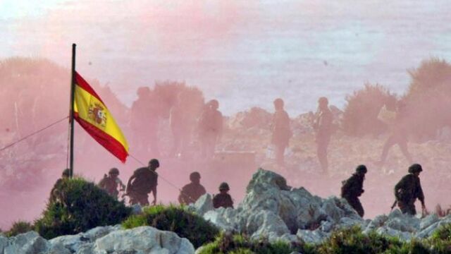 Soldados españoles en la isla Perejil tras la expulsión de los gendarmes marroquíes