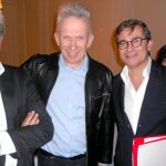 Jean Paul Gaultier, con Mariano y Marc Puig, en la Fundación Mapfre