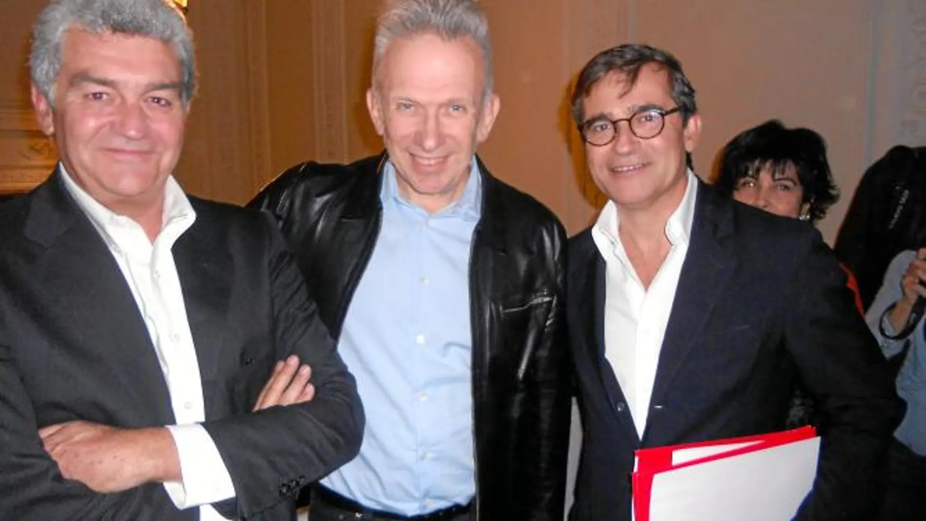 Jean Paul Gaultier, con Mariano y Marc Puig, en la Fundación Mapfre