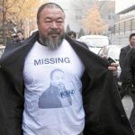 A pecho descubierto El creador abría su chaqueta y mostraba una camiseta con su cara, justo antes de pagar la fianza exigida por el Gobierno chino