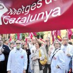 Miembros de Metges de Catalunya manifestándose frente a Salud junto al resto de sindicatos contra los recortes