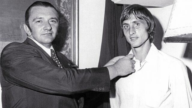 El presidente Agustín Montal impone la insignia de oro y brillantes a un jovencísimo Cruyff en 1973.