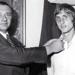 El presidente Agustín Montal impone la insignia de oro y brillantes a un jovencísimo Cruyff en 1973.
