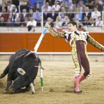 El Juli saluda a la afición con la senyera tras una triunfal vuelta al ruedo