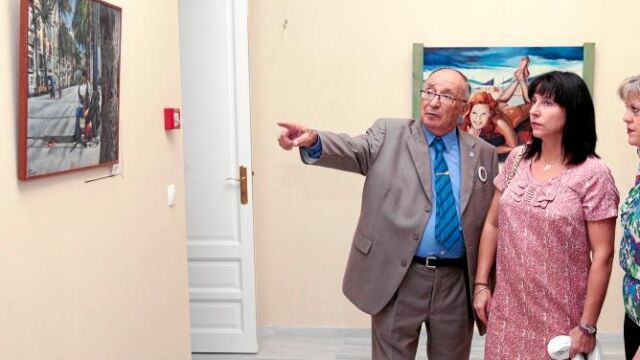 El abuelo y la madre de Marta del Castillo, ayer en la muestra del Ateneo