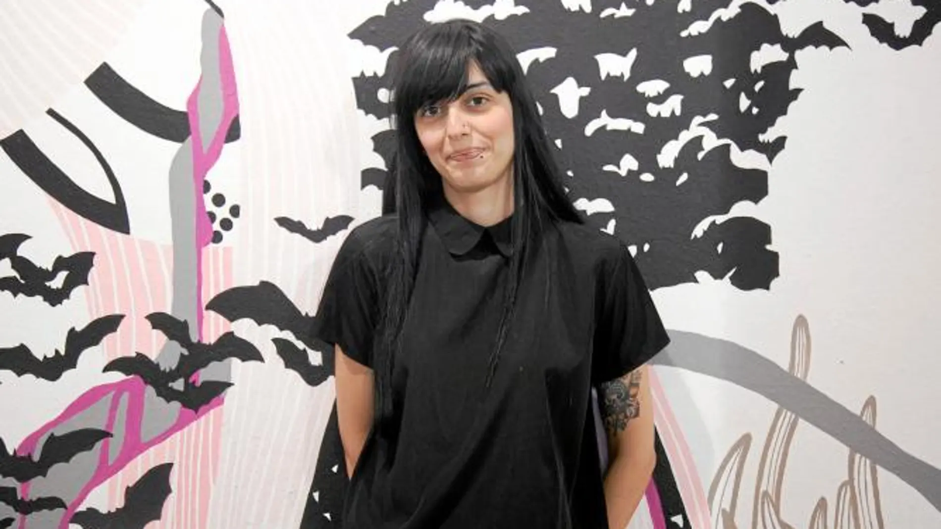 Mamen Morillas frente al mural que ha pintado en la Mutt Gallery para la exposición