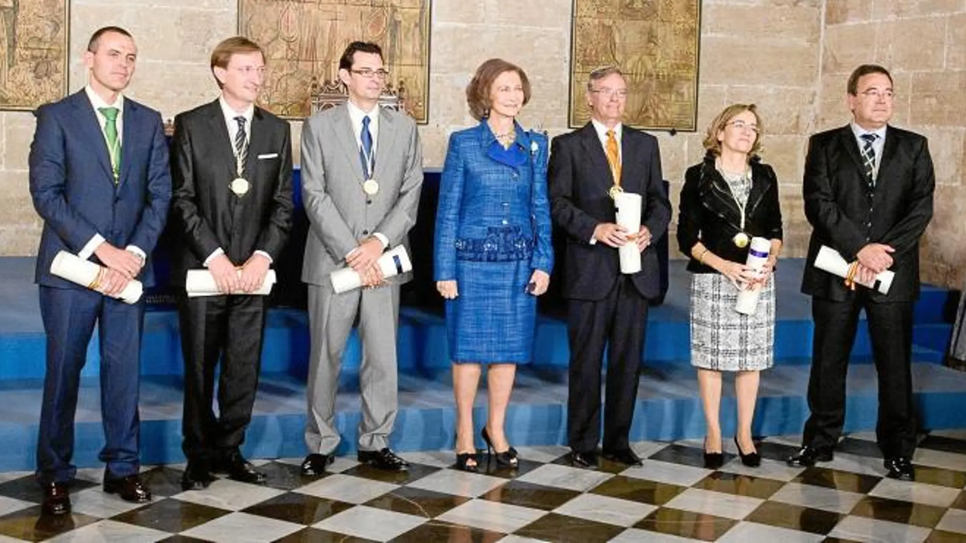La reina posa con los premiados. Oscar Marín, en Investigación; Carlos Simón, en Medicina; Daniel Peña, en Economía; Sixto Malato, en Medio Ambiente; María José Alonso, en Nuevas Tecnologías; y José J. Chamorro Rebollo, Emprendedor