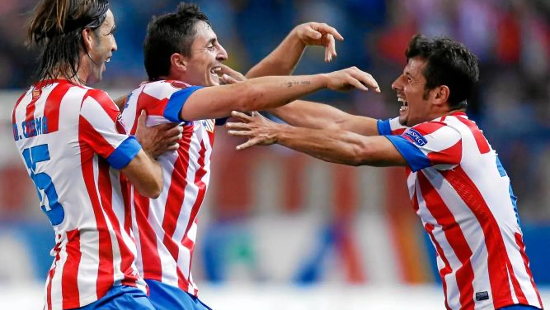 Cristian Rodríguez celebra, con Cisma y Emre, el gol del triunfo del Atlético frente al conjunto checo del Viktoria de Praga