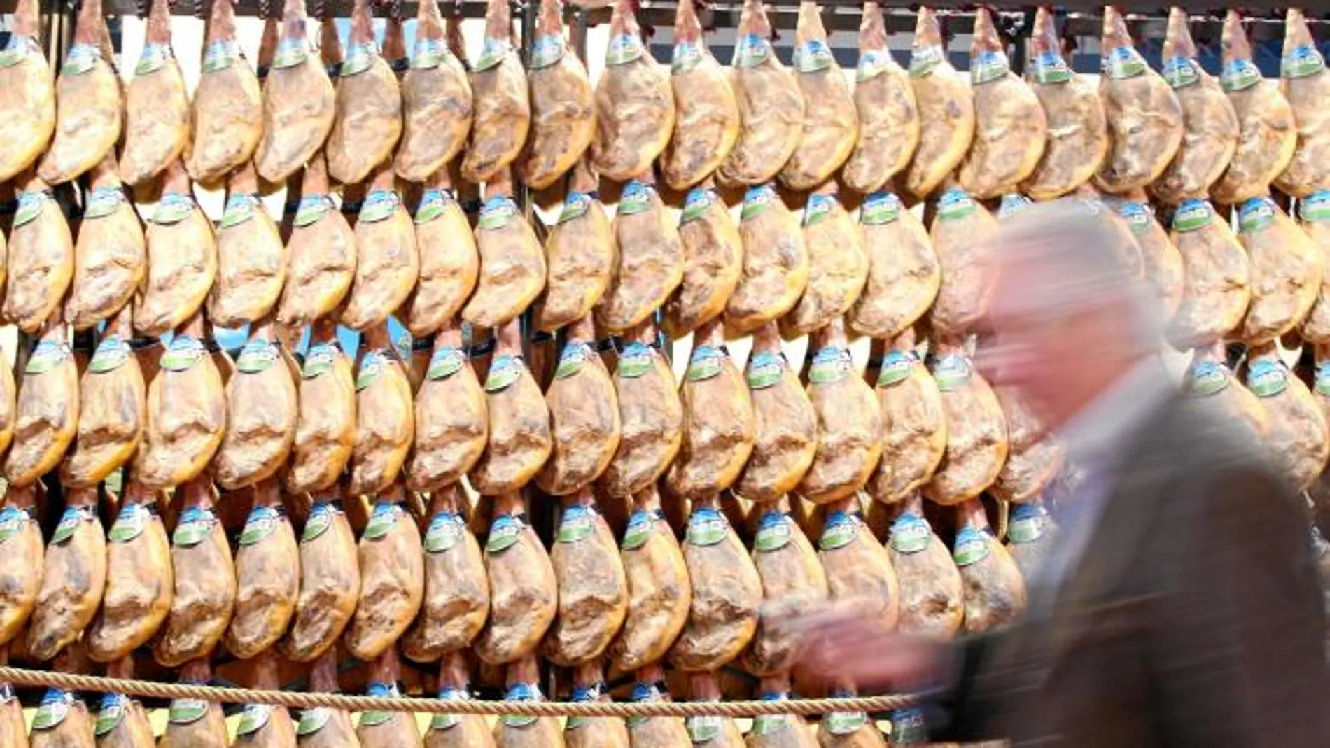 Exposición de jamones en la Feria Alimentaria