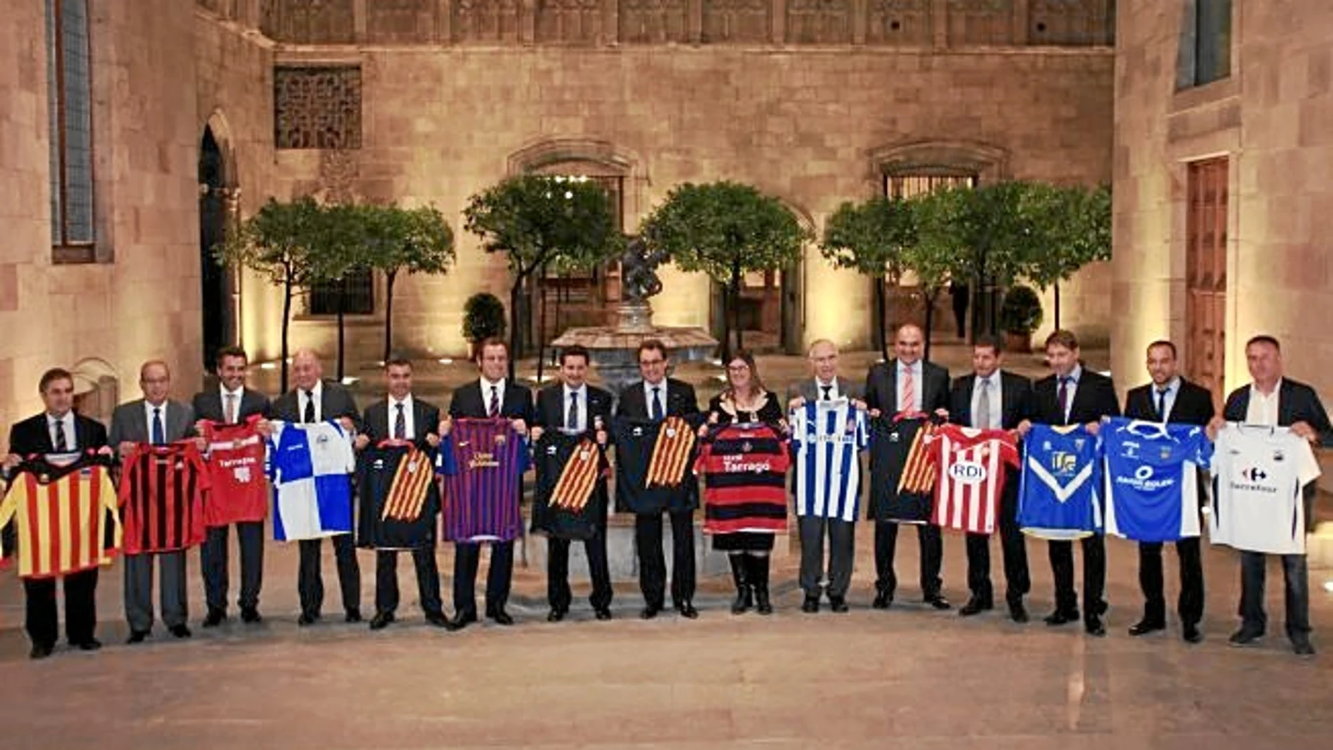 Mas con los presidentes de los principales equipos de fútbol catalanes de primera división, segunda A y segunda B