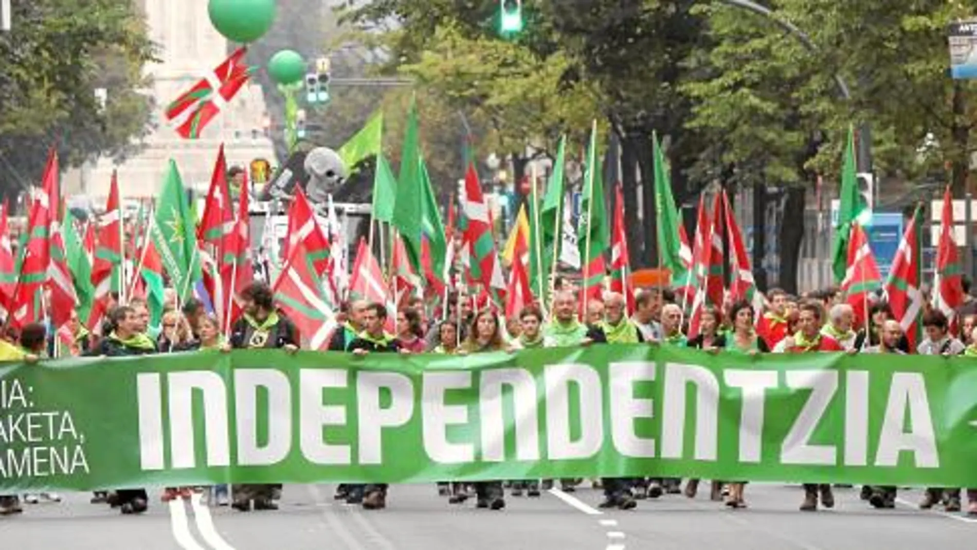 Cientos de personas reclamaron ayer en Bilbao la independencia para el País Vasco