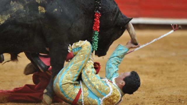 Spínola, volteado al entrar a matar uno de sus toros