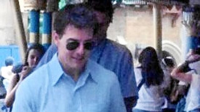 Tom Cruise, junto a Suri, en Disney World