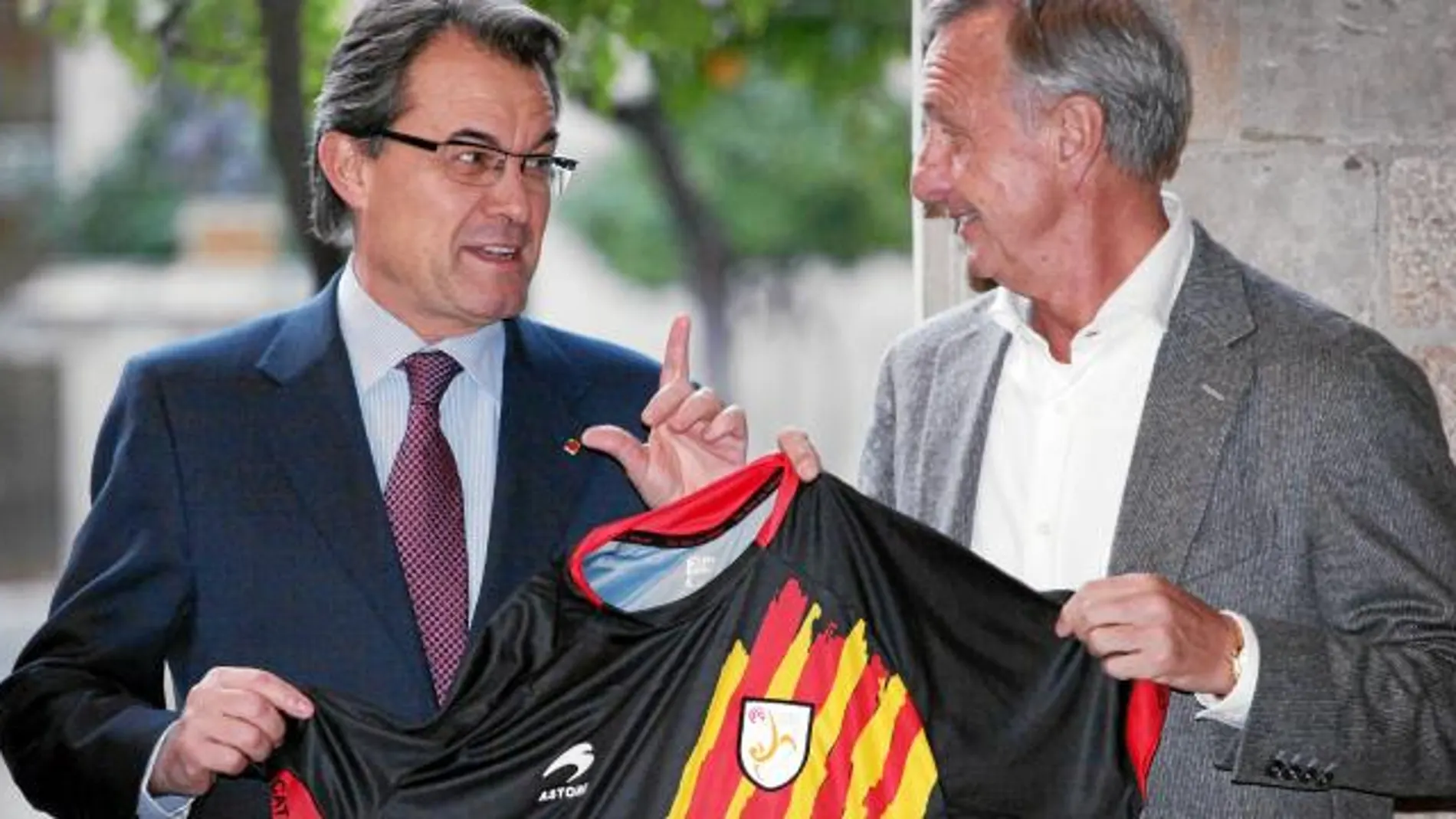 Cruyff regaló ayer a Mas una camiseta de la selección catalana