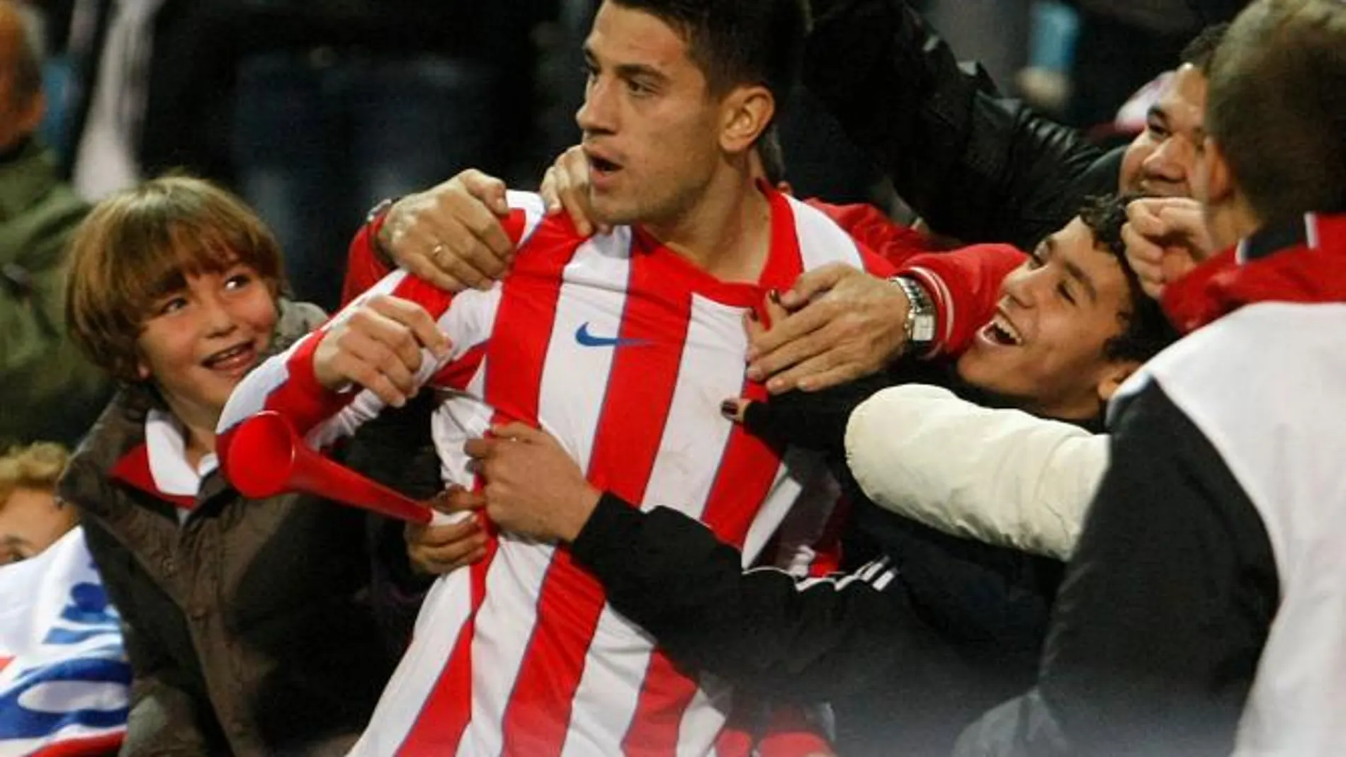 El centrocampista portugués del Atlético de Madrid, Luis Miguel Fernandes "Pizzi", celebra su gol, el primero de su equipo