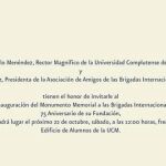 La invitación que el rector de la Universidad Complutense, José Carrillo, envió para la inauguración del monumento muestra tanto el escudo del centro universitario como la bandera republicana