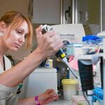 Una mujer trabaja en el laboratorio del Centro de Investigación del Cáncer en Salamanca