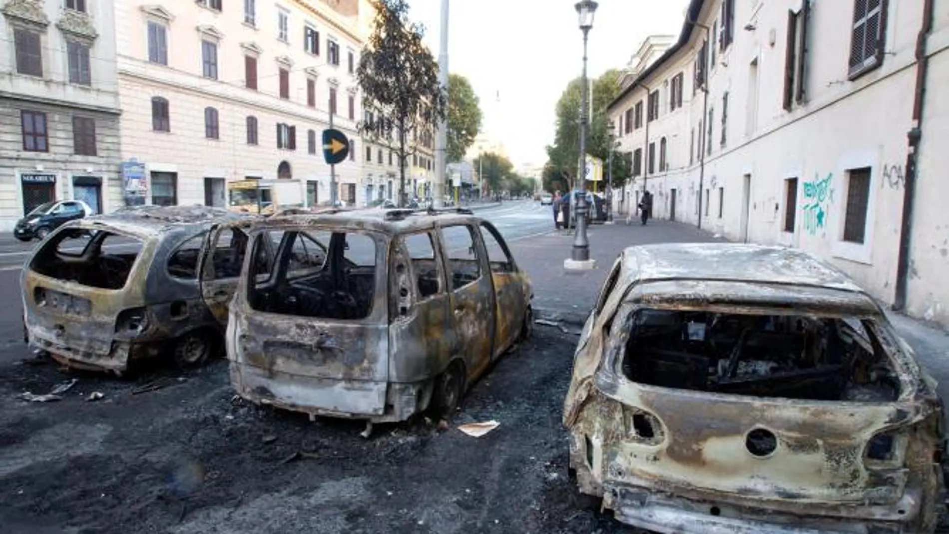 Coches incendiados un día después de la batalla campal