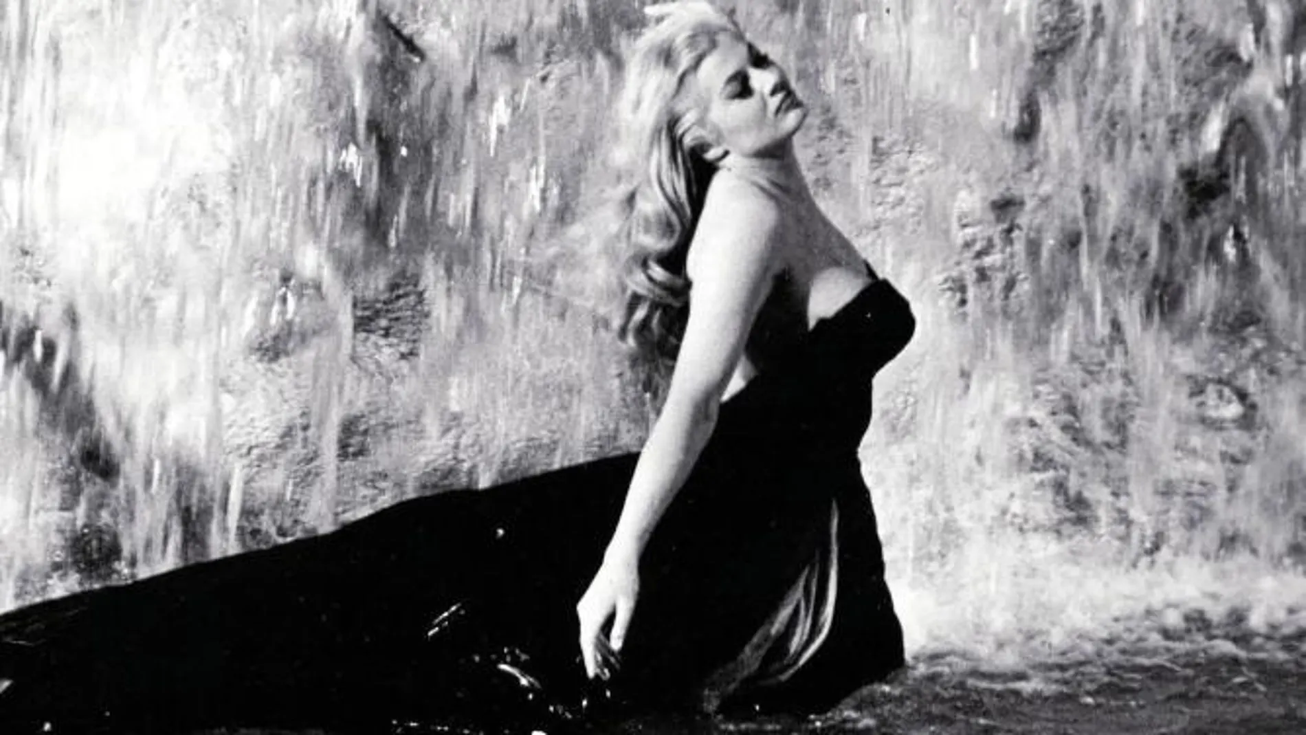 Anita Ekberg en la escena cumbre de «La dolce vita» (1960) de Fellini.