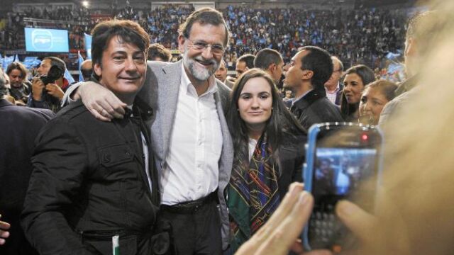 El líder del PP, Mariano Rajoy, posa junto a una pareja de jóvenes que quisieron hacerse una foto con él