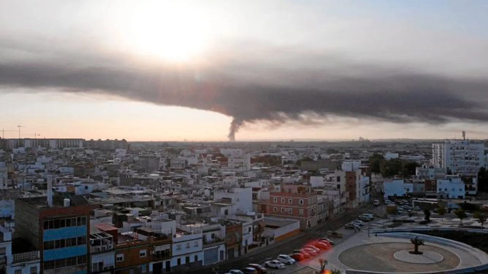 Un incendio en Alcalá cubre la capital con un gran manto negro