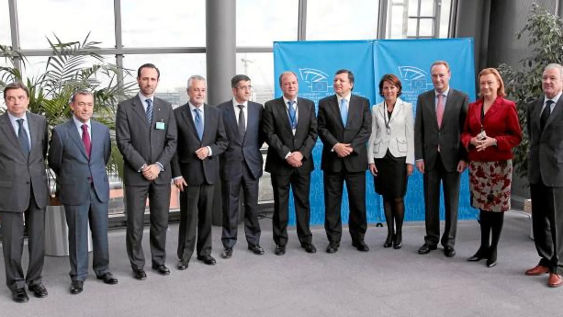 El presidente Fabra junto a otros ocho homólogos españoles y el presidente de la CE Durao Barroso