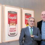 Vicente Montesinos y Fernando Castro junto con las famosas sopas «Campbell», icono de la obra de Warhol